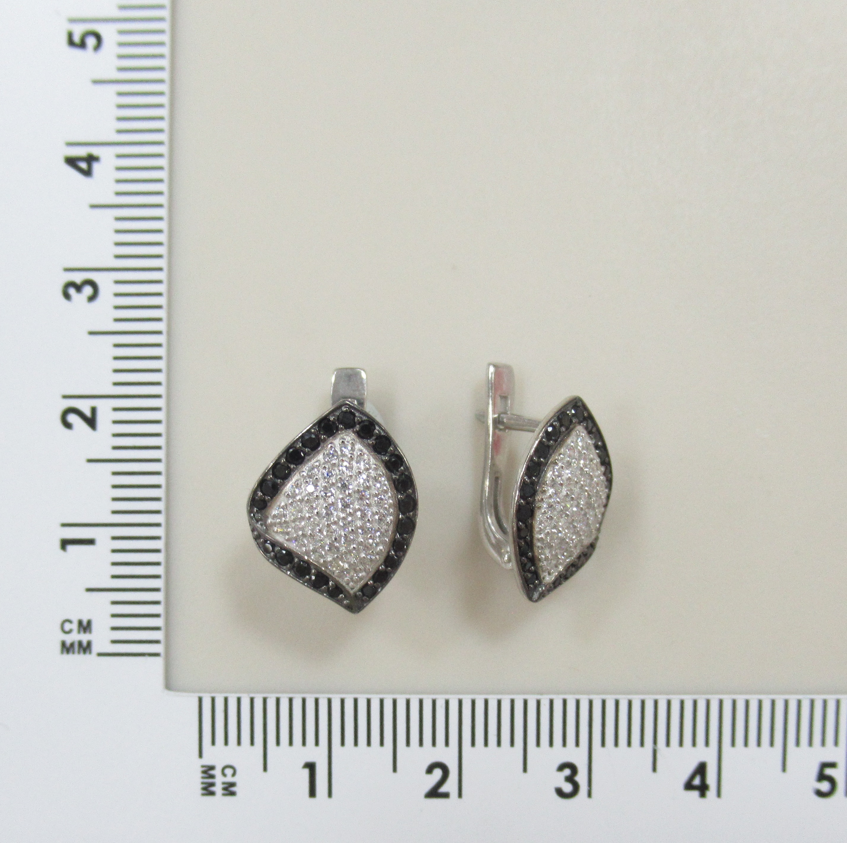 Серебряные серьги со шпинелью